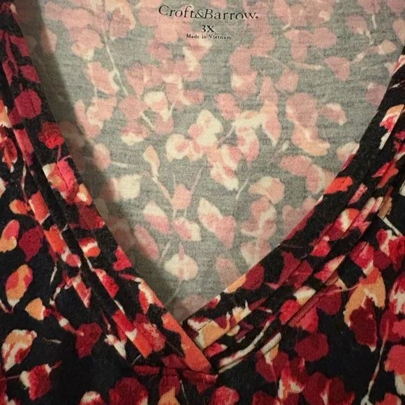Croft & Barrow Red and Black Floral Tee - Picture 3 of 4